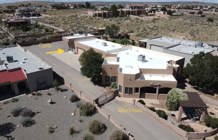 Kelly’s Casita with Gated Off Road Parking.  Private, Quiet, Clean, Comfortable.