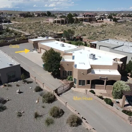 Kelly’s Casita with Gated Off Road Parking. Private, Quiet, Clean, Comfortable.