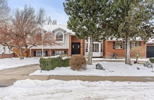 Designer home with hot tub, 2 Masters, 4 full baths, close to Sundance, BYU, UVU Hotels in Provo