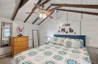 Lakefront Winnisquam Cottage with dock & boat ramp