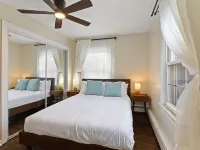Entire house in Speedway! Pool~Big Yard~King Beds Hotels in Speedway