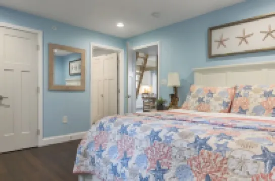 Modern Condo in Historic Marblehead, Walk everywhere, Parking, A/C, Deck & Grill