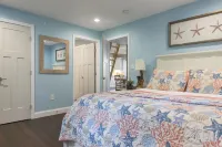 Modern Condo in Historic Marblehead, Walk everywhere, Parking, A/C, Deck & Grill