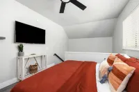 Stylish Retreat+Free Scooter - Next to Greenway!