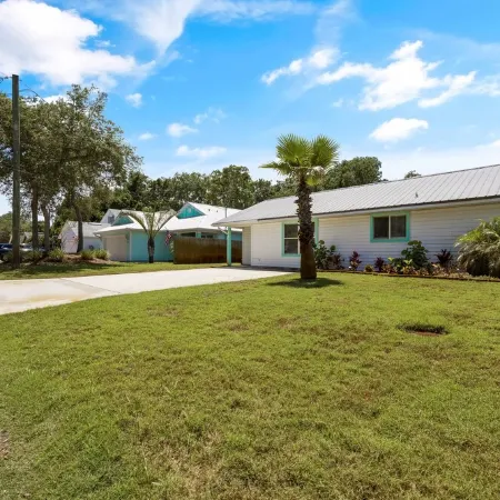 10min walk to the beach and a quick uber from historic downtown! Pet Friendly!