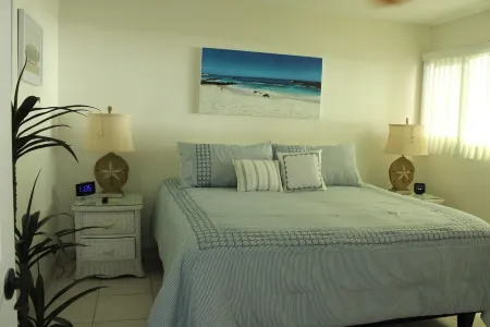 Banyan Tree #303 - The best oceanfront condo with a car, beach & all the gear! Отели в г. Холуалоа