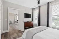 Modern condo - DT Fuquay - Free Parking - walk to restaurants, coffee, breweries