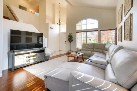 Delightful 4-bedroom house in Avondale with WiFi, Pool, Spa. Hotels in Avondale