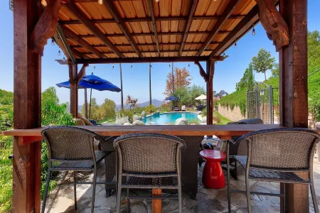 A private oasis to relax and play in the comfort of a gated 2-acre estate. Отели рядом с достопримечательностью «Dr J's Elegant Reflections Med Spa»