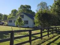 A cozy cottage located 4 miles from Leiper's Fork in Williamson County TN