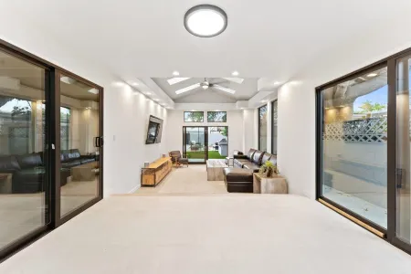 Modern Venice Beach Estate 3 Min from Abbot Kinney Отели в г. Венис