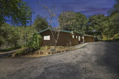 Sequoia House ~ 1 Mile from Park Entrance!