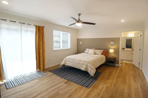 Surf Bungalow - pets welcome, fully fenced yard!