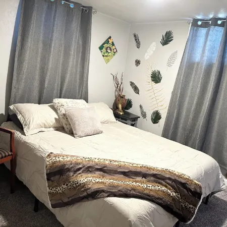 Selfie house • Abundance of Entertainment & Amenities • Hot Tub • King Bed•