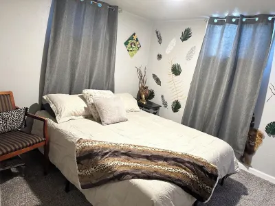 Selfie house • Abundance of Entertainment & Amenities • Hot Tub • King Bed•