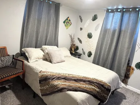 Selfie house • Abundance of Entertainment & Amenities • Hot Tub • King Bed•