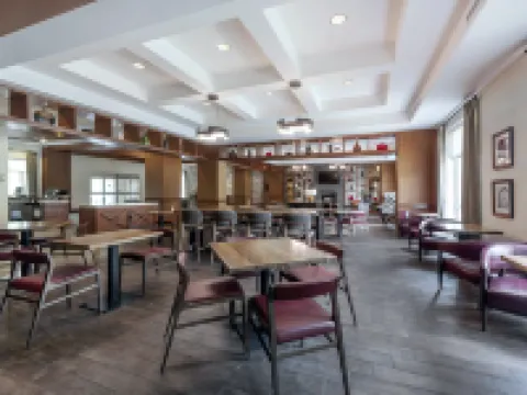 ダブルツリー バイ ヒルトン ローリー - ケーリー ケーリーのホテル