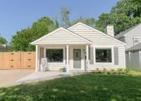 Family Friendly Beach Bungalow 2 blocks to beach, minutes from Hampton U & LAFB - 2-Star