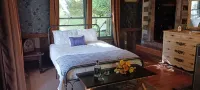 Little Cabin on Huckleberry, 1800s Rustic Log Cabin WIFI Fireplace AC Smart TV Hotels near Flying J Travel Center