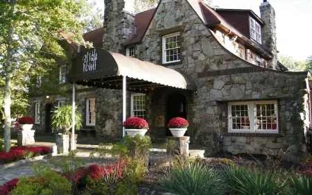 Camp McGu: Lakefront, 3 Fireplaces + Firepit, Pizza Oven, Gorgeous Setting