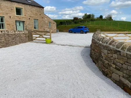 Beautiful, recently renovated barn in the heart of the Ribble Valley. Отели рядом с достопримечательностью «Clitheroe Castle»