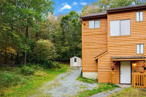 The Finch House - Hot Tub & Sauna Hotels in Fallsburg