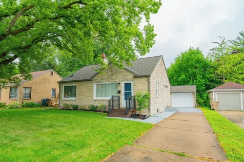 Travel Nurse’s Modern Bungalow!  Cozy 3 Bedroom Home