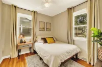 Cozy- Stylish 2 bd with fenced in back yard w/ Firepit