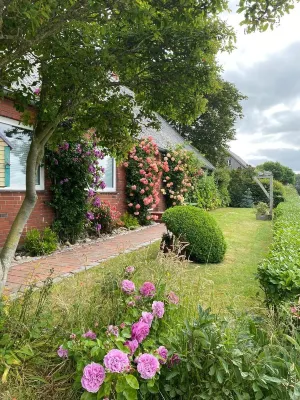 HOUSES ON THE BOTTSCHLOTTER SEE NEAR DAGEBÜLL