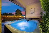 Luxurious gem with a pool, spa and outdoor kitchen Structured Chaos Farm 주변 호텔