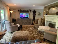 In-Town Mountaintop Luxury Home- Close to VT, Downtown & Shopping. Pet Friendly