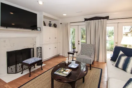 Beautiful Centrally Located Getaway Отели в г. Сейнт Саймонс Айленд