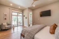 MidMod Luxury Retreat- Heated Pool and Spa, Game Room, Fire Pit, Sleeps 12