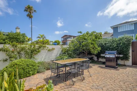La Jolla Shores Beach House - Steps to the ocean! Отели рядом с достопримечательностью «Библиотека Гейзел»