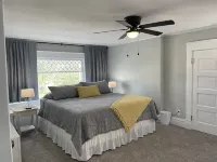 Charming 1912 Bungalow in Middlebury Indiana فنادق في Middlebury