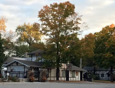 Cabin No. 7 @ The Old Swiss Village - Lake Front! Отели в г. Осейдж Тауншип