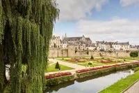 Propriété Familiale de Caractère, Dans un Manoir Breton