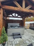 Beautiful Bristol Bungalow w/ Firepit- 5 mins to downtown & 6 mins to Casino