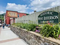 Comfy Getaway w/ stream and bridge out back