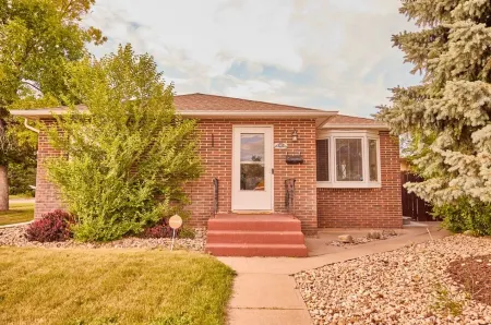 Charming 3 bdrm, 2 bath Brick Bungalow with private yard in Rapid City, SD Отели рядом с достопримечательностью «Сторибук Айленд»
