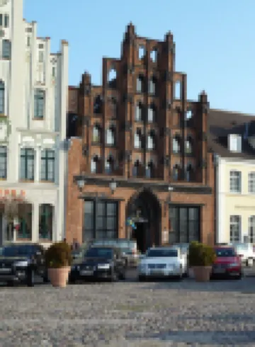 Bright and friendly apartment with comfortable amenities near the beach.