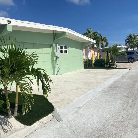 Tropical Paradise 🏝! POOL, Hot Tub, Dock, FREE Ice, Kayaks, Paddles, Bikes!