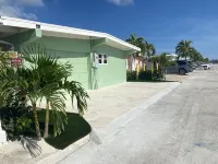 Tropical Paradise 🏝! POOL, Hot Tub, Dock, FREE Ice, Kayaks, Paddles, Bikes!