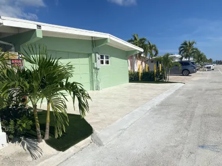 Tropical Paradise 🏝! POOL, Hot Tub, Dock, FREE Ice, Kayaks, Paddles, Bikes! Отели в г. Key Colony Beach