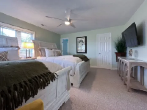 Beauty for Ashes Retreat -Luxury Waterfront 2700 SQ FT; Buckroe Beach; Sleeps 10