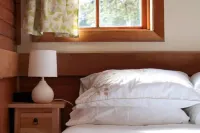 The Cabin-Wake up to the sound of native birdlife. Hotels in Kettering