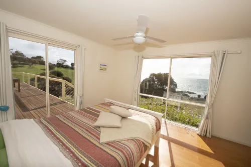 Peace, serenity & sea views - dolphins, wallabies & coastal walks