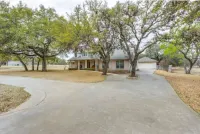 Charming 4BDRM Home / Pool & Hot Tub / Near Wineries!