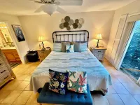 Charming cozy Beachfront 2-bedroom condo in fabulous resort-like community