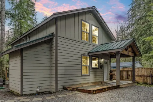 Mt. Rainier Chalet w/ Sauna-Game Table-Hot Tub-Massage Chair-EV-WiFi